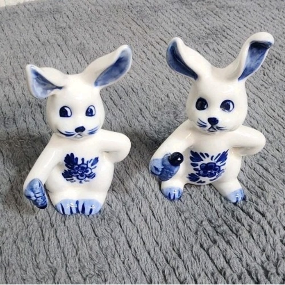 Vintage Bunny Rabit Salt And Pepper Shakers Unmarked White Blue Ceramic